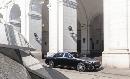 2022 Mercedes-Maybach S 680 4MATIC (US-Spec) Front Three-Quarter Wallpapers 450x275 (121)