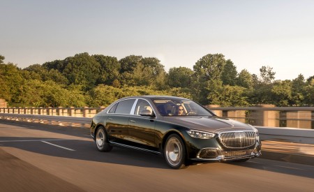 2022 Mercedes-Maybach S 680 4MATIC (US-Spec) Front Three-Quarter Wallpapers 450x275 (5)