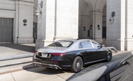 2022 Mercedes-Maybach S 680 4MATIC (US-Spec) Rear Three-Quarter Wallpapers 450x275 (123)