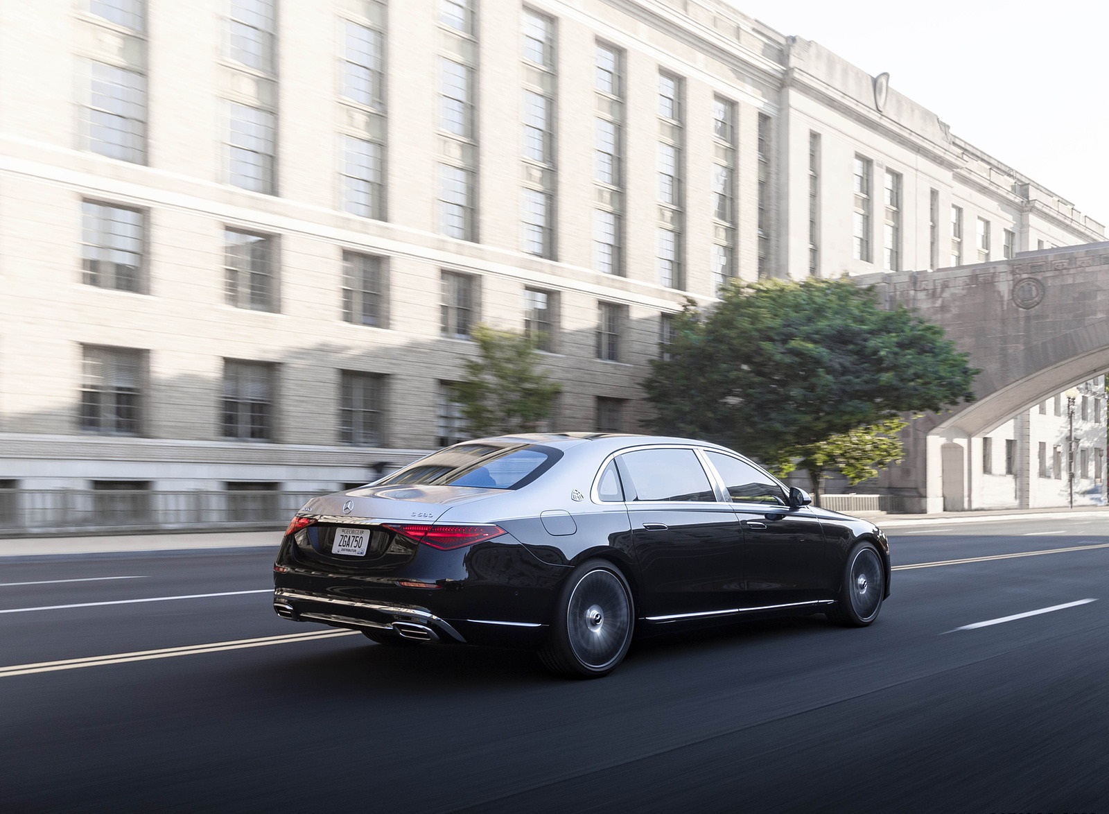 2022 Mercedes-Maybach S 680 4MATIC (US-Spec) Rear Three-Quarter Wallpapers #106 of 172