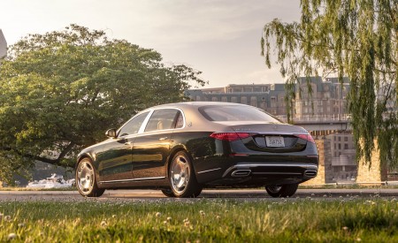 2022 Mercedes-Maybach S 680 4MATIC (US-Spec) Rear Three-Quarter Wallpapers 450x275 (39)