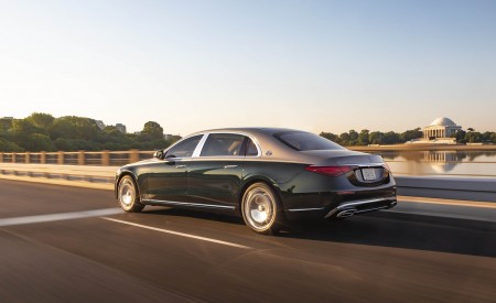 2022 Mercedes-Maybach S 680 4MATIC (US-Spec) Rear Three-Quarter Wallpapers 450x275 (7)