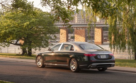 2022 Mercedes-Maybach S 680 4MATIC (US-Spec) Rear Three-Quarter Wallpapers 450x275 (40)
