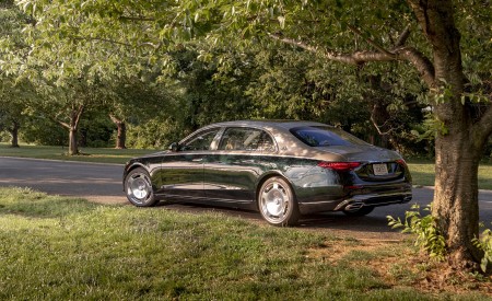 2022 Mercedes-Maybach S 680 4MATIC (US-Spec) Rear Three-Quarter Wallpapers 450x275 (34)