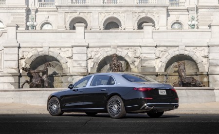 2022 Mercedes-Maybach S 680 4MATIC (US-Spec) Rear Three-Quarter Wallpapers 450x275 (134)