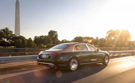 2022 Mercedes-Maybach S 680 4MATIC (US-Spec) Rear Three-Quarter Wallpapers 450x275 (30)
