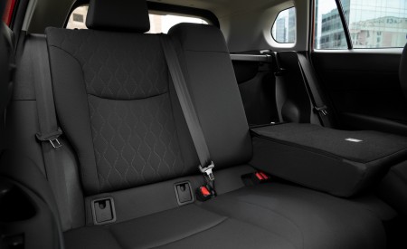 2022 Toyota Corolla Cross LE Interior Rear Seats Wallpapers 450x275 (62)