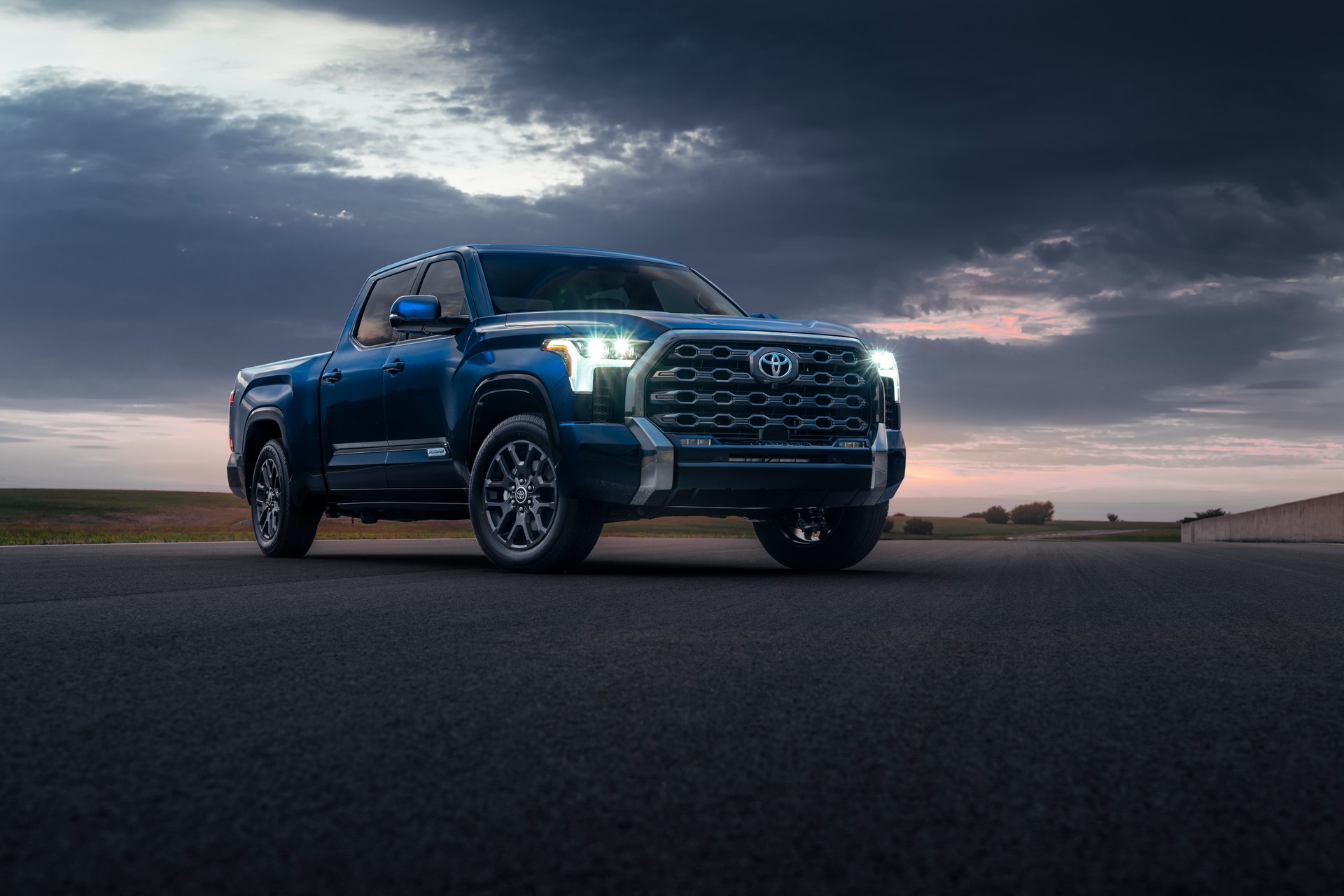 2022 Toyota Tundra Platinum Front Three-Quarter Wallpapers (9)