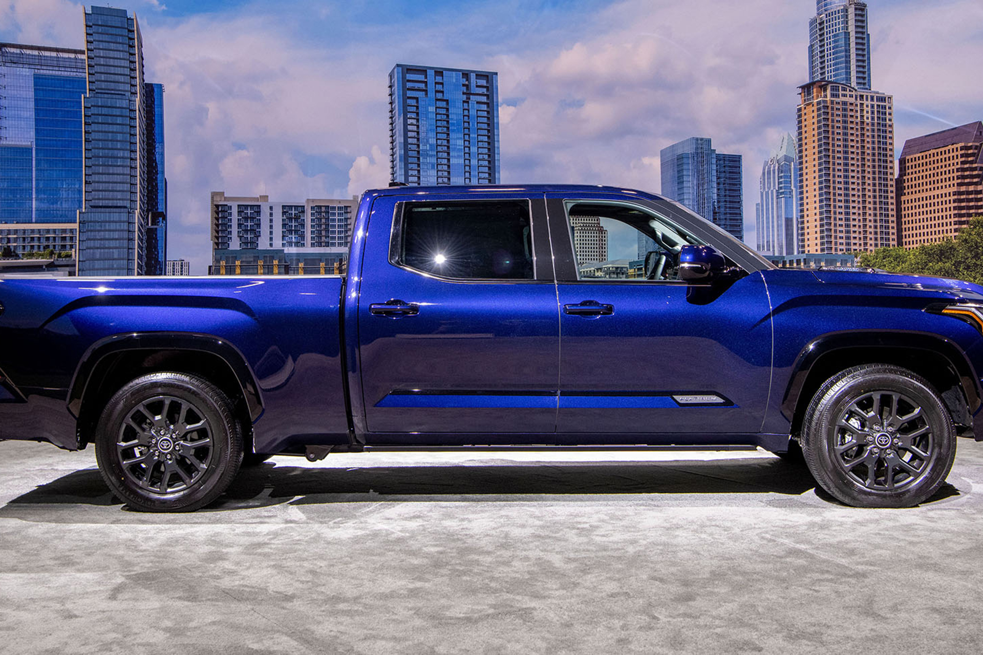 2022 Toyota Tundra Platinum Side Wallpapers #24 of 47