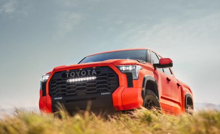 2022 Toyota Tundra TRD Pro Front Three-Quarter Wallpapers 450x275 (2)