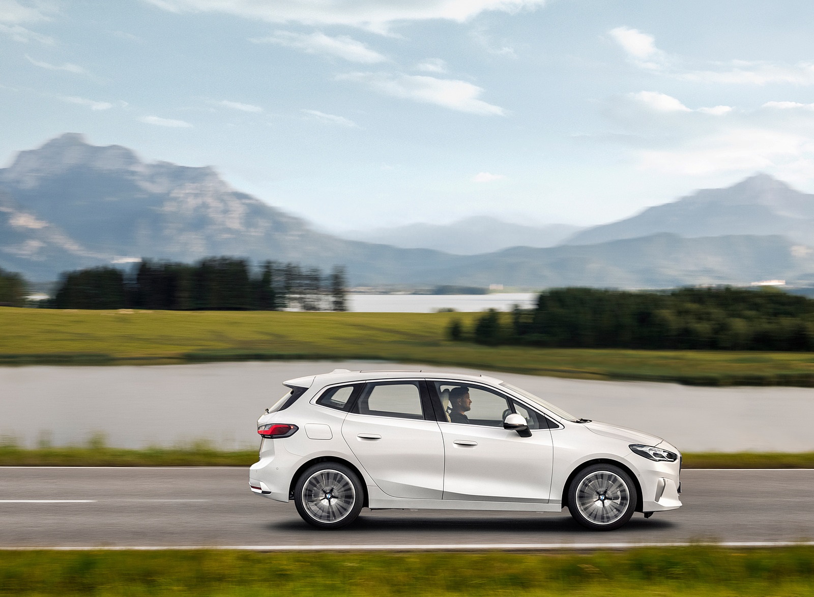 2022 BMW 223i Active Tourer Side Wallpapers (4)