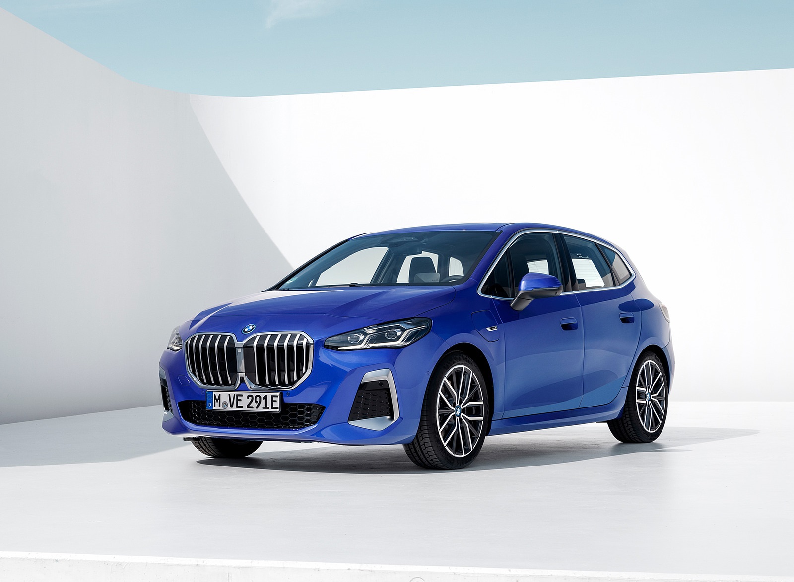 2022 BMW 230e xDrive Active Tourer Front Three-Quarter Wallpapers #34 of 60