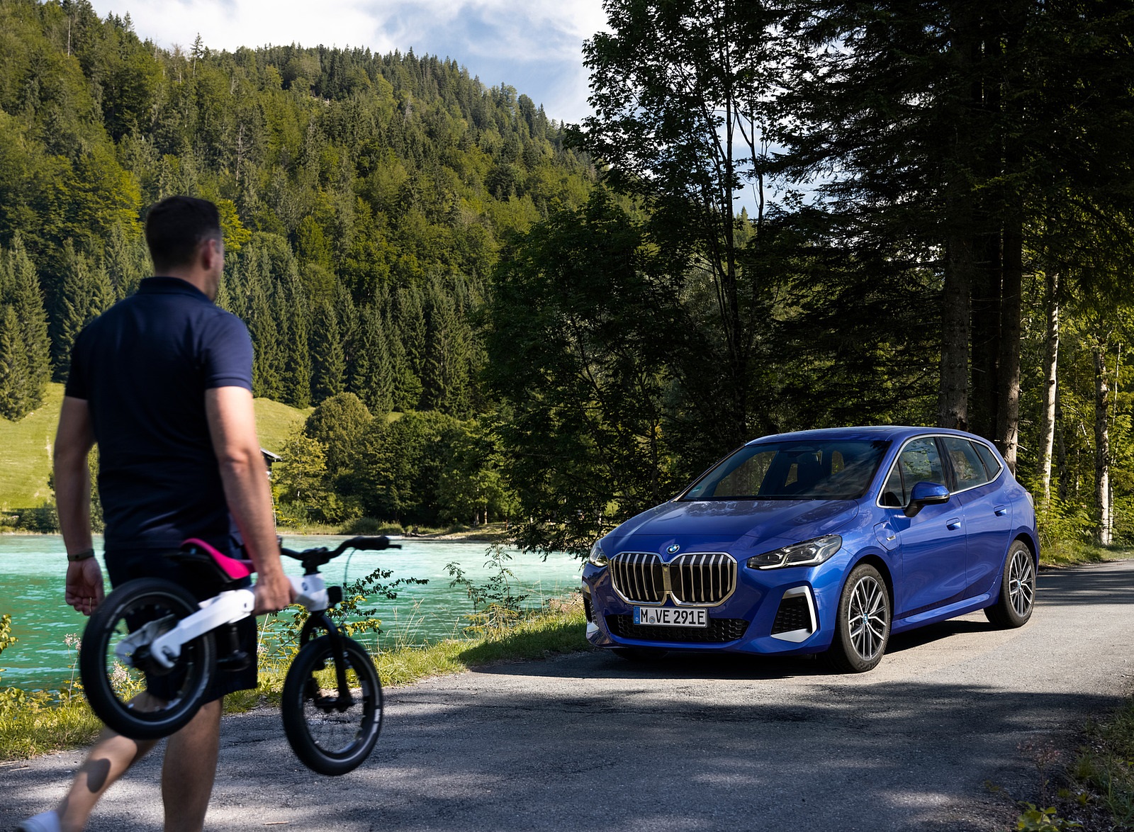 2022 BMW 230e xDrive Active Tourer Front Three-Quarter Wallpapers #13 of 60