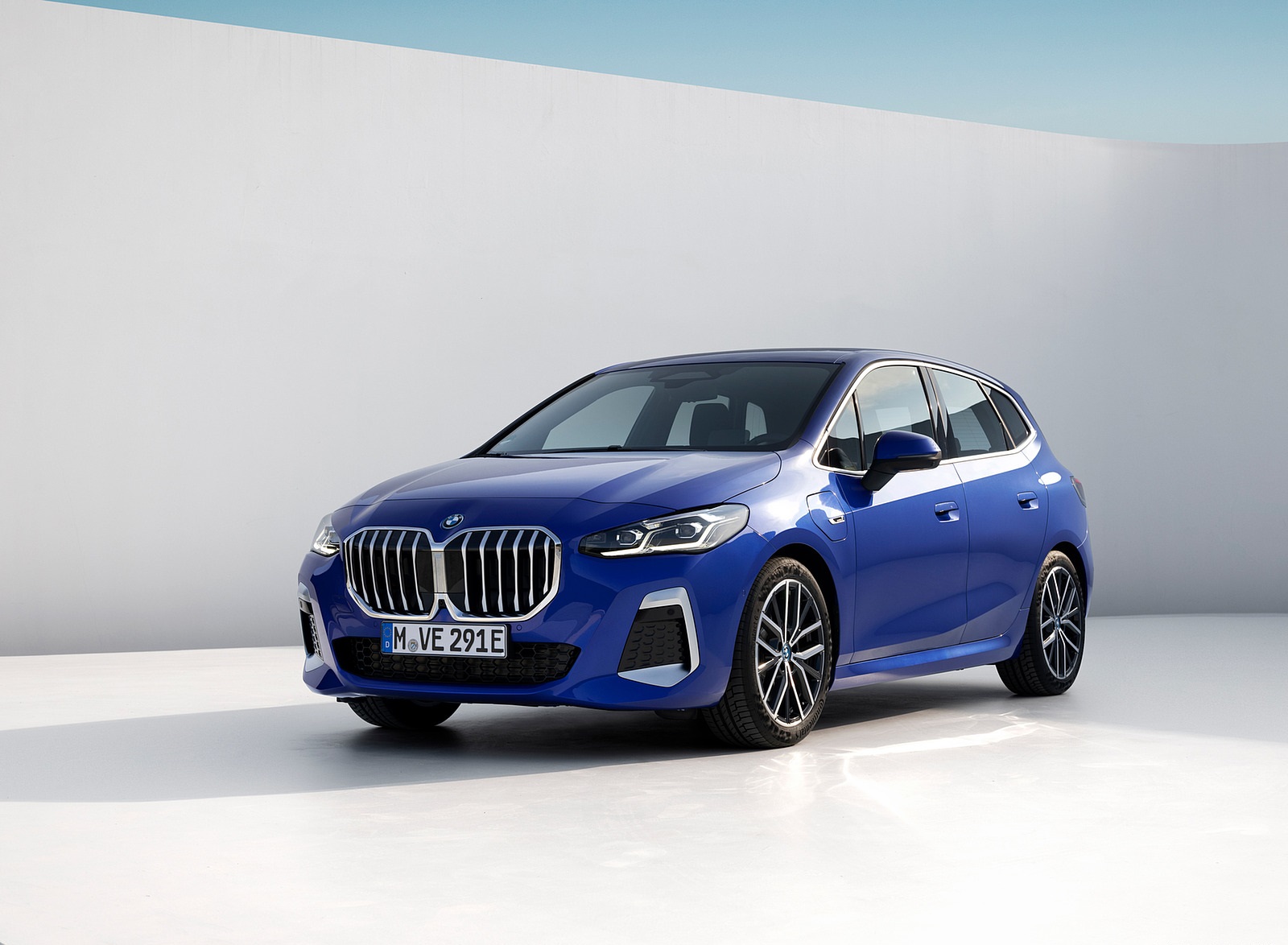 2022 BMW 230e xDrive Active Tourer Front Three-Quarter Wallpapers #35 of 60