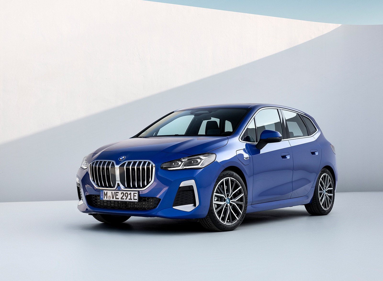 2022 BMW 230e xDrive Active Tourer Front Three-Quarter Wallpapers #36 of 60
