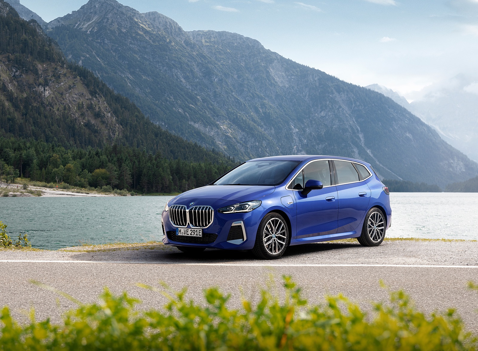 2022 BMW 230e xDrive Active Tourer Front Three-Quarter Wallpapers (9)