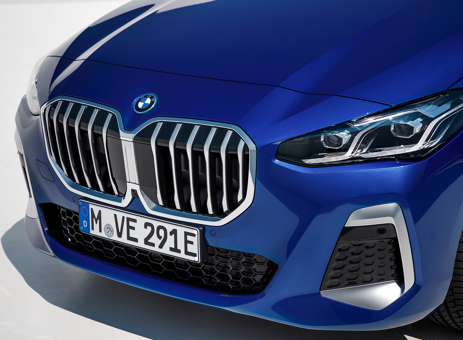 2022 BMW 230e xDrive Active Tourer Front Wallpapers #47 of 60