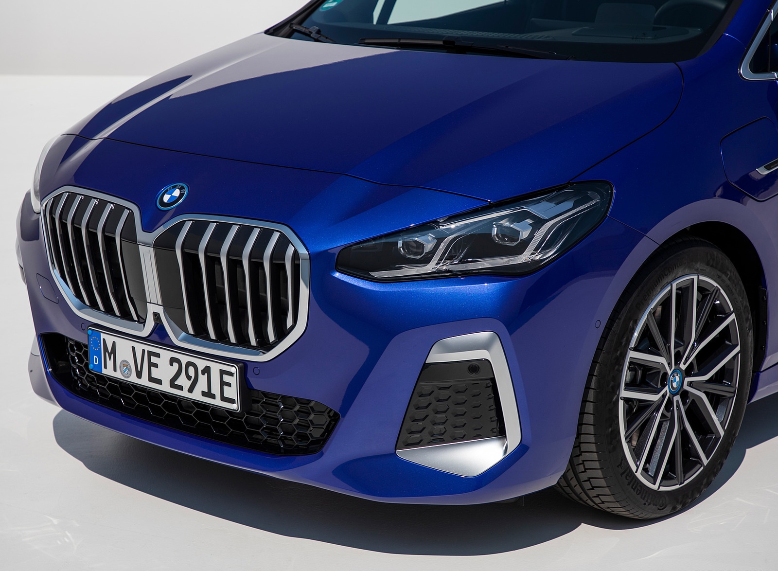 2022 BMW 230e xDrive Active Tourer Front Wallpapers #46 of 60