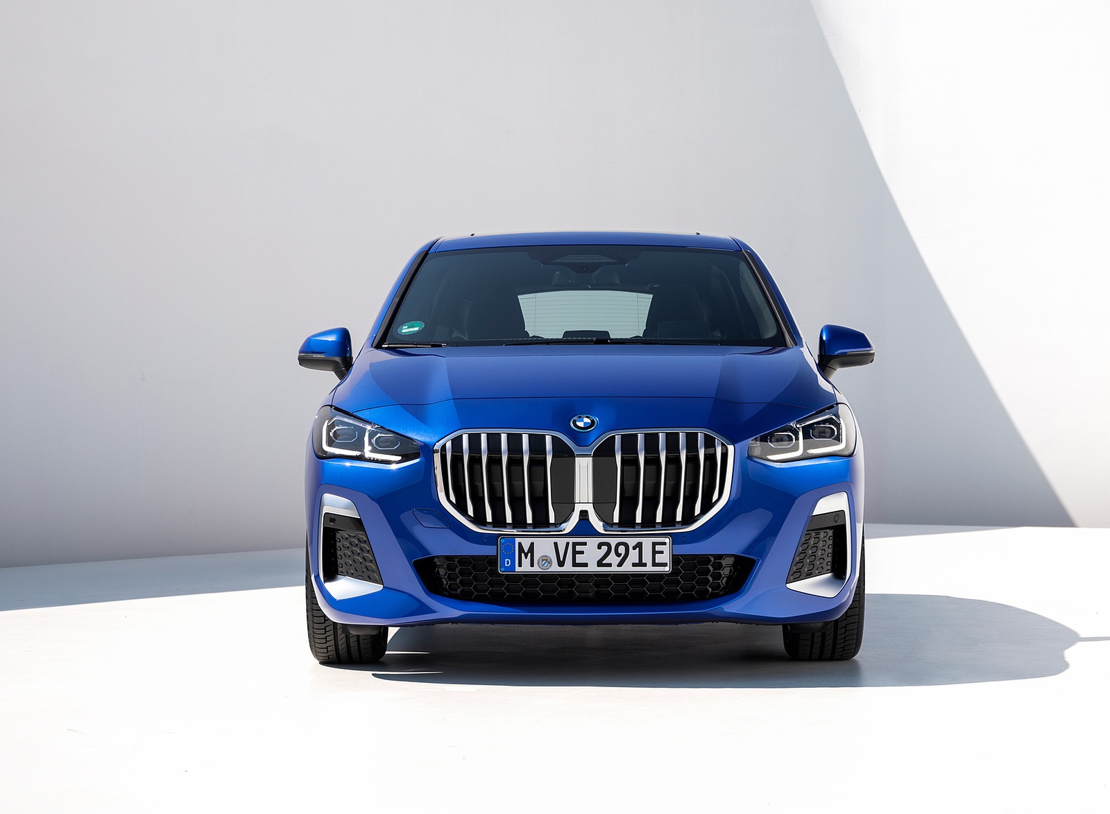 2022 BMW 230e xDrive Active Tourer Front Wallpapers #37 of 60