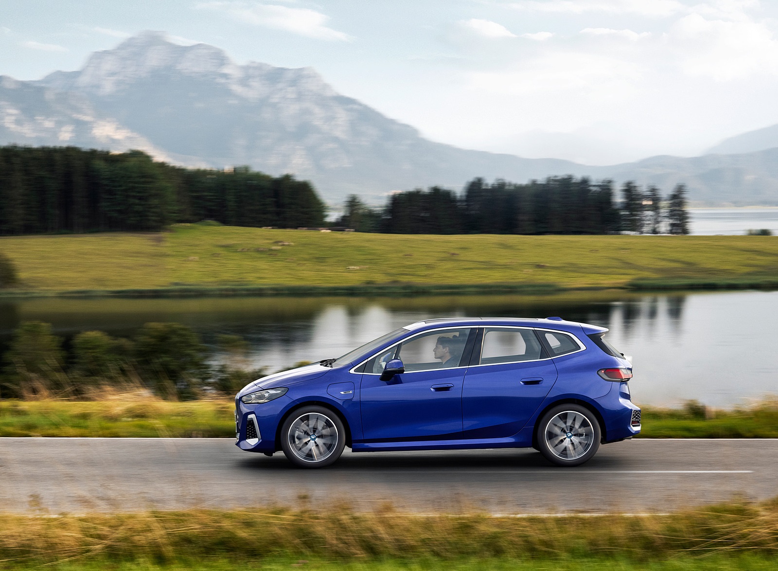 2022 BMW 230e xDrive Active Tourer Side Wallpapers (7)