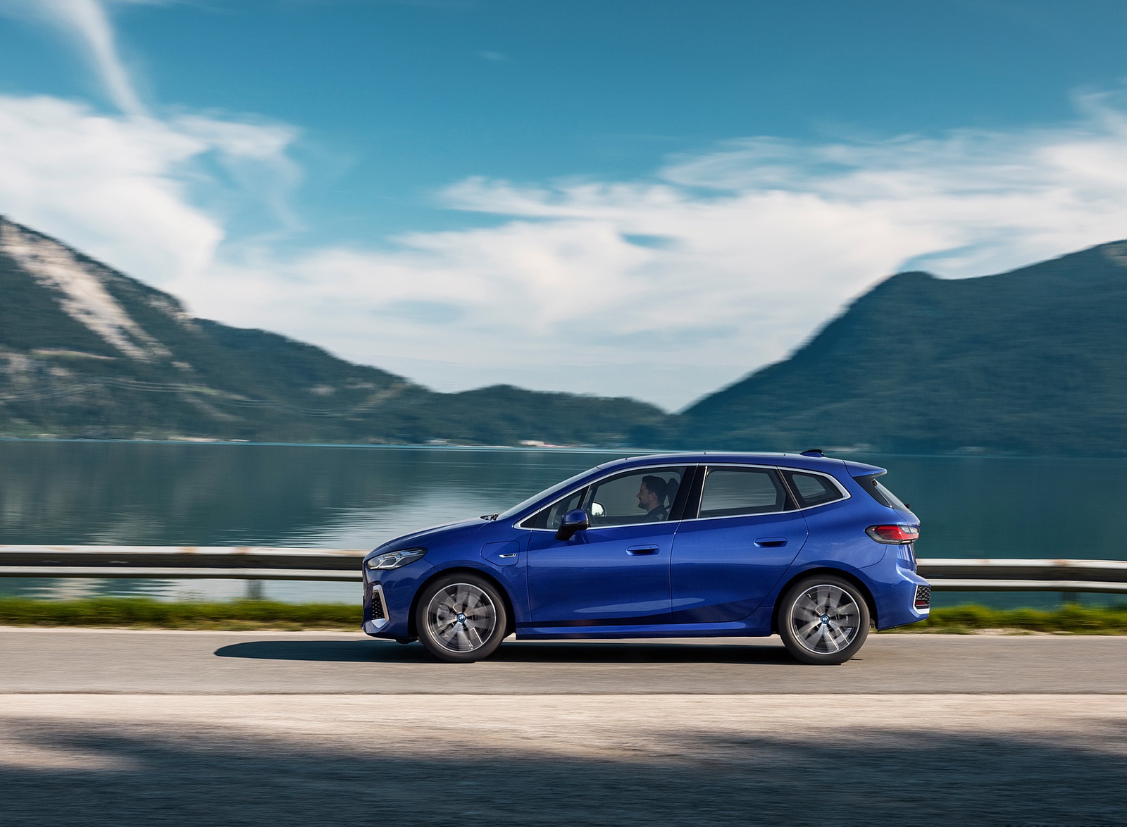 2022 BMW 230e xDrive Active Tourer Side Wallpapers (8)