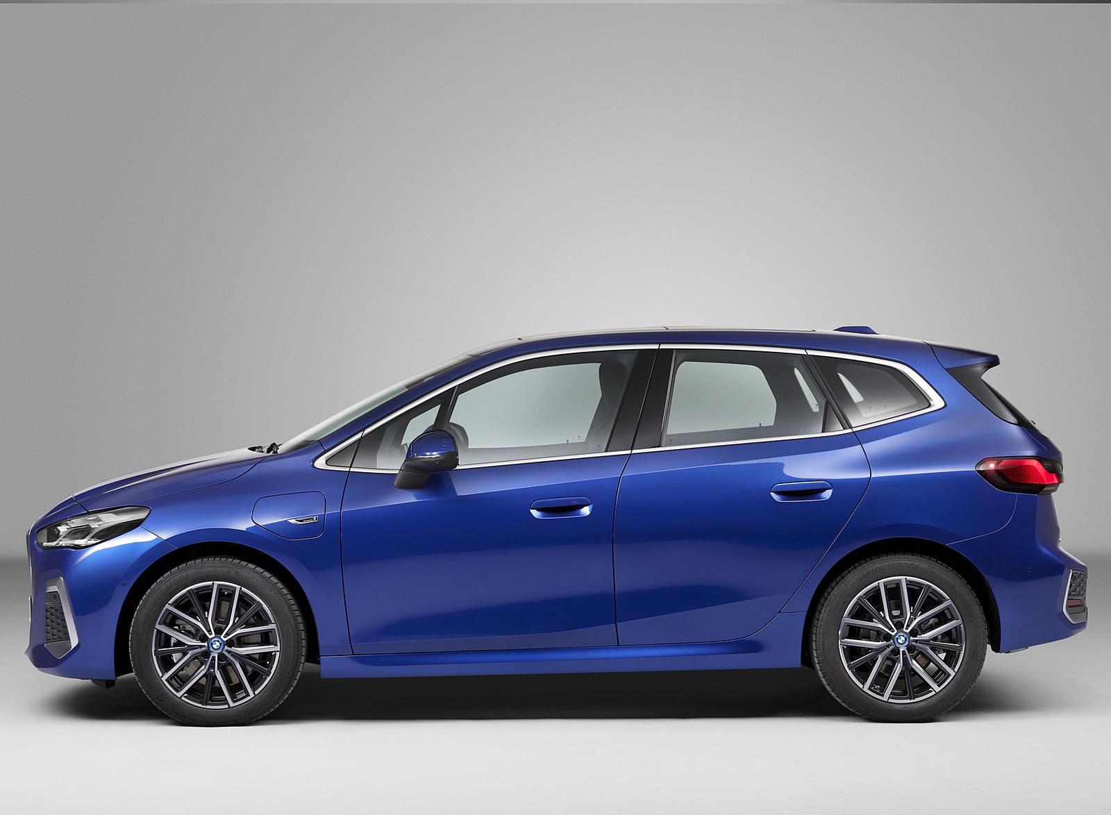 2022 BMW 230e xDrive Active Tourer Side Wallpapers #44 of 60
