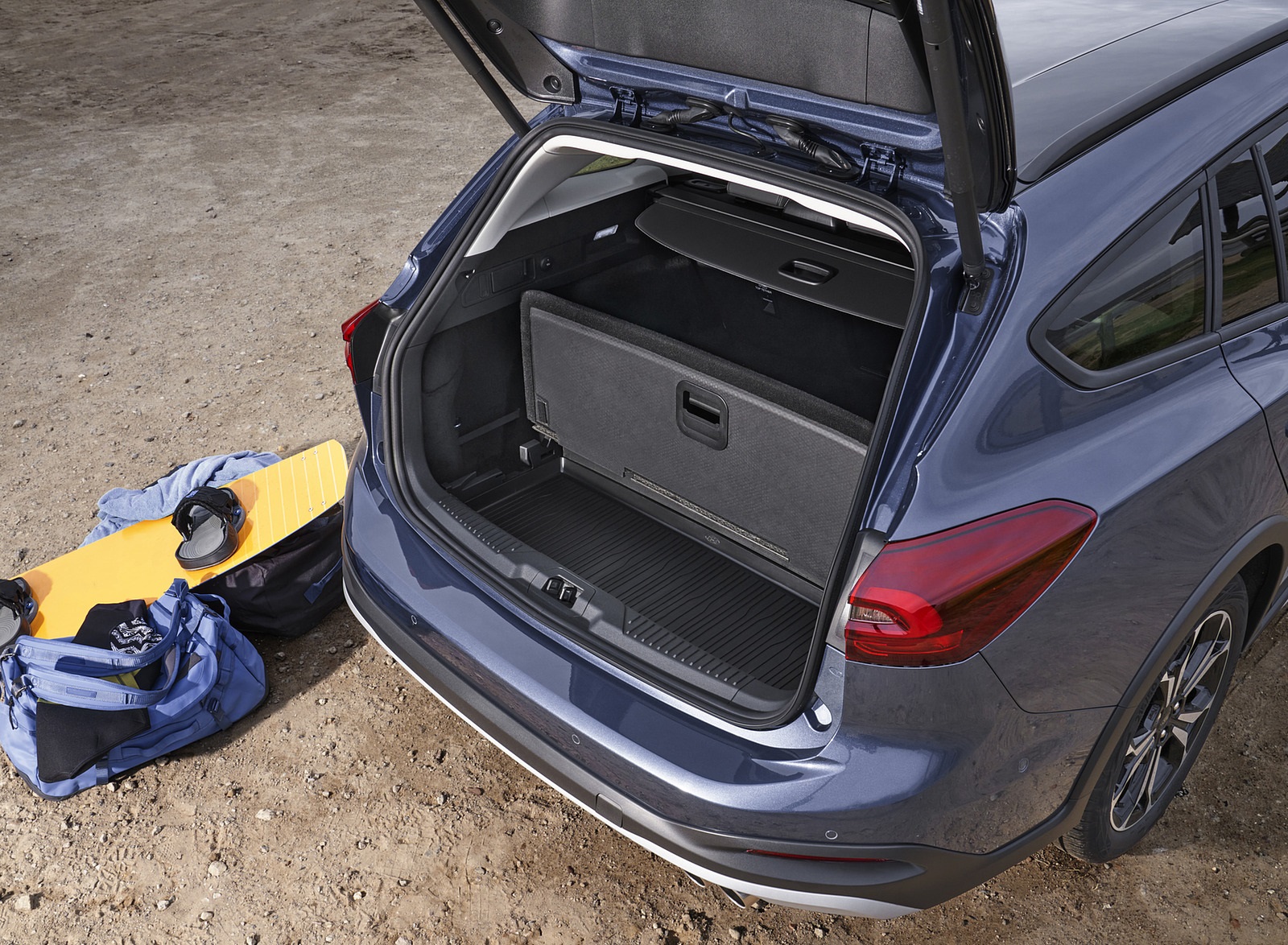 2022 Ford Focus Active Trunk Wallpapers (6)
