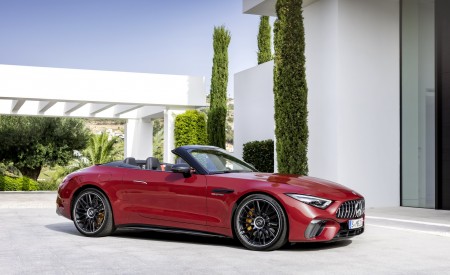 2022 Mercedes-AMG SL 63 4MATIC+ (Color: Patagonia Red Metallic) Front Three-Quarter Wallpapers 450x275 (15)