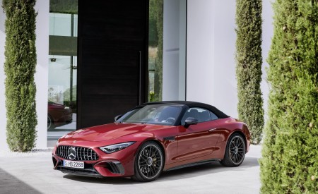 2022 Mercedes-AMG SL 63 4MATIC+ (Color: Patagonia Red Metallic) Front Three-Quarter Wallpapers 450x275 (17)