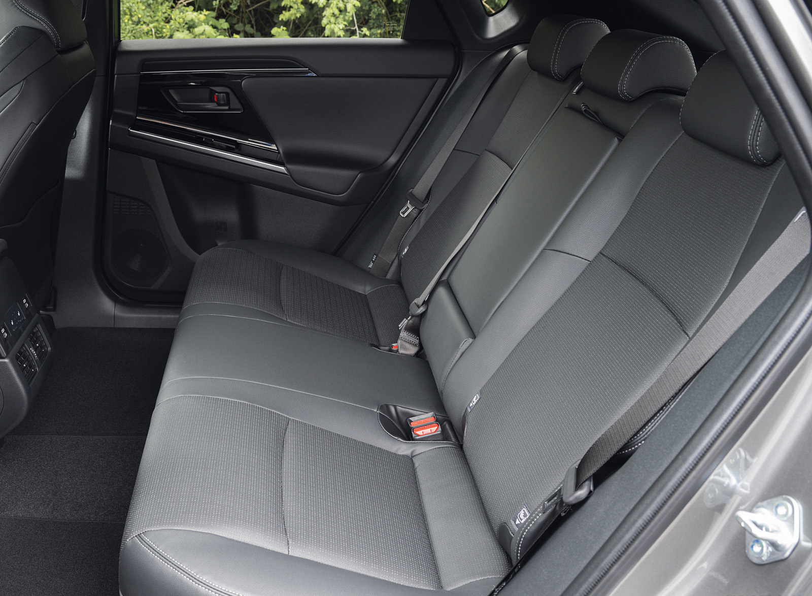 2023 Toyota bZ4X BEV (Euro-Spec) Interior Rear Seats Wallpapers #159 of 168