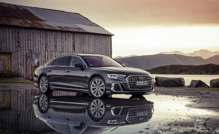 2022 Audi A8 L (Color: Manhattan Grey) Front Three-Quarter Wallpapers  450x275 (48)