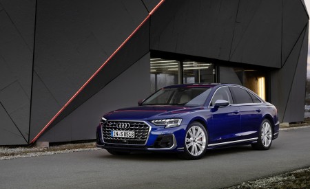 2022 Audi S8 (Color: Ultra Blue) Front Three-Quarter Wallpapers 450x275 (20)