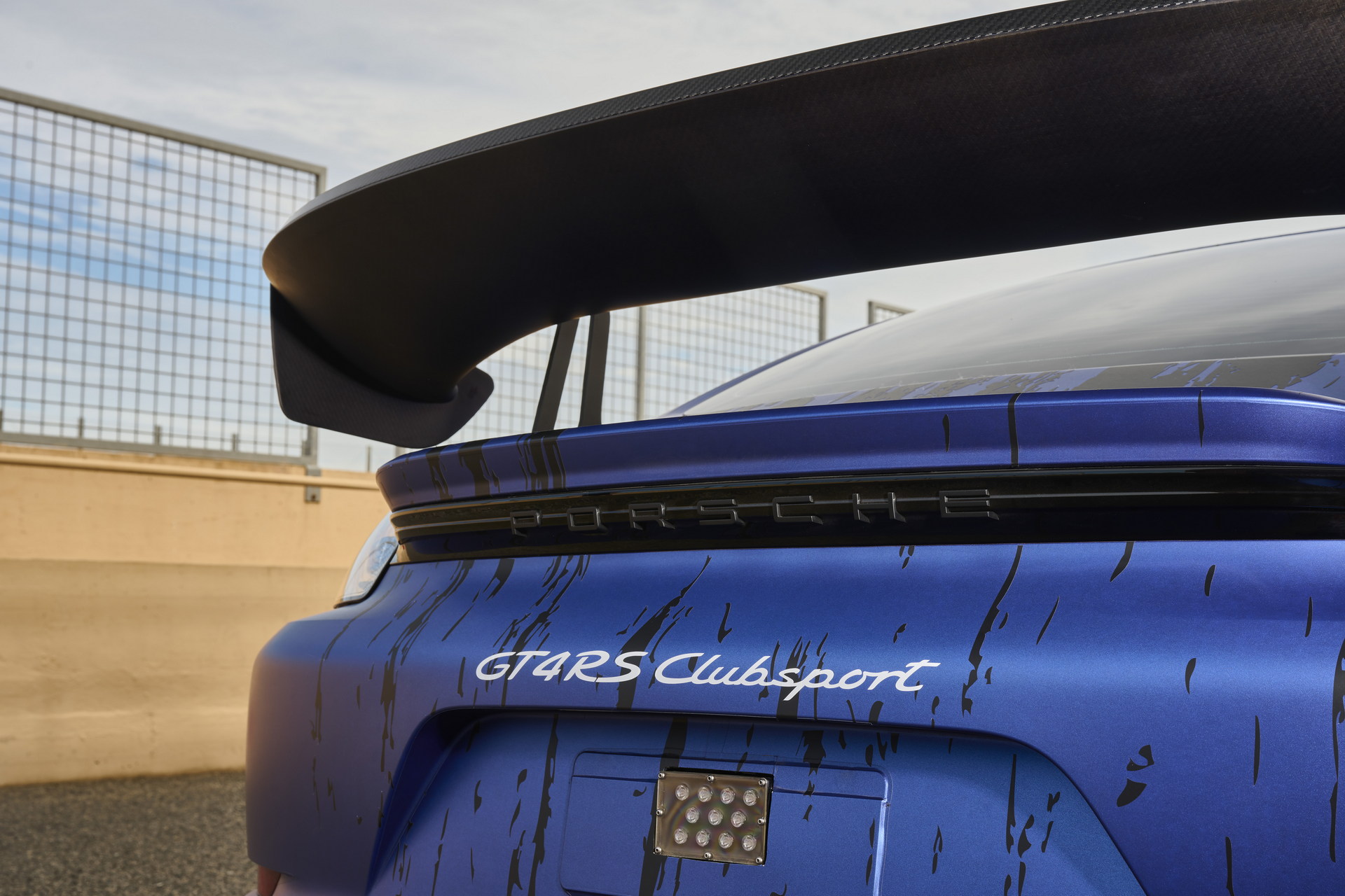 2022 Porsche 718 Cayman GT4 RS Clubsport Spoiler Wallpapers #27 of 31
