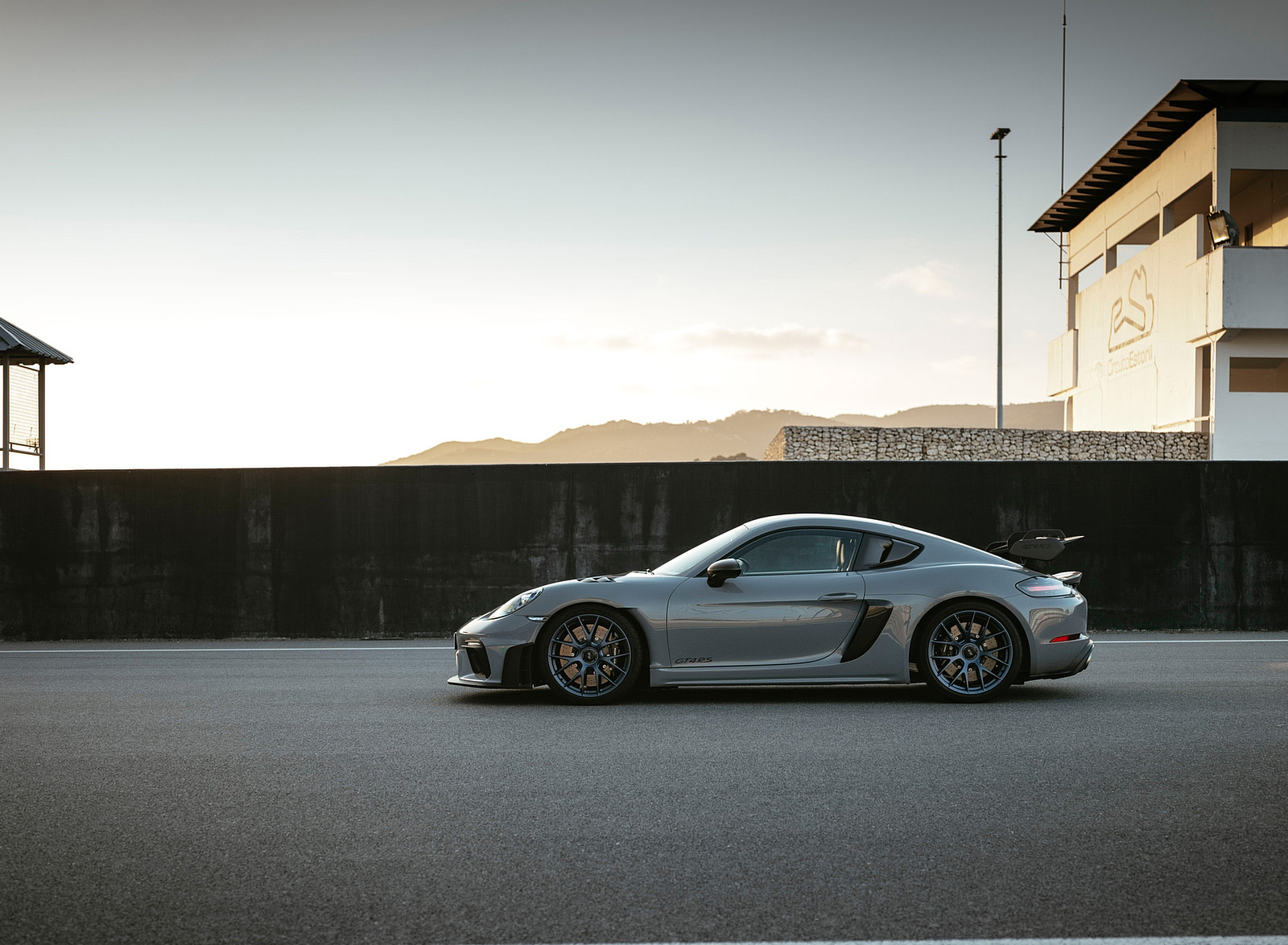 2022 Porsche 718 Cayman GT4 RS (Color: Arctic Grey) Side Wallpapers #175 of 382