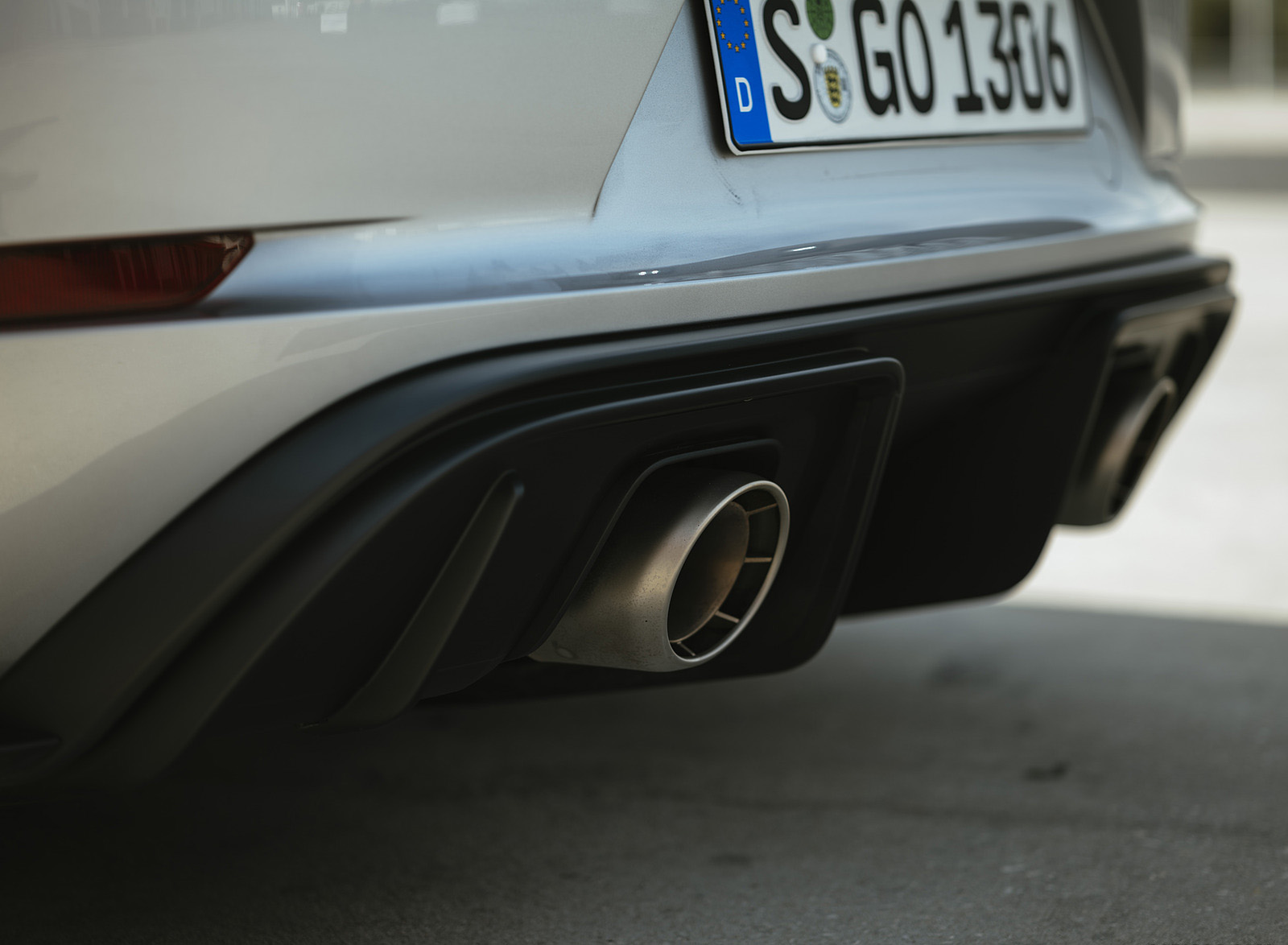 2022 Porsche 718 Cayman GT4 RS (Color: GT Silver Metallic) Exhaust Wallpapers #362 of 382