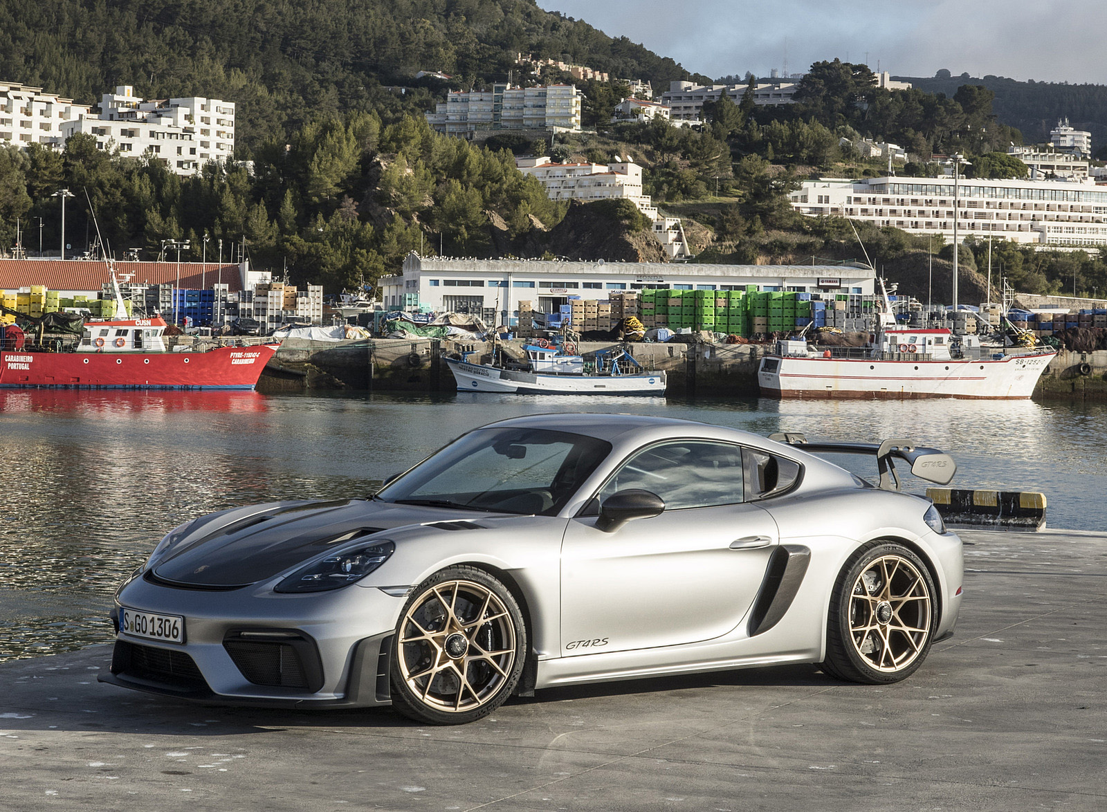 2022 Porsche 718 Cayman GT4 RS (Color: GT Silver Metallic) Front Three-Quarter Wallpapers #324 of 382