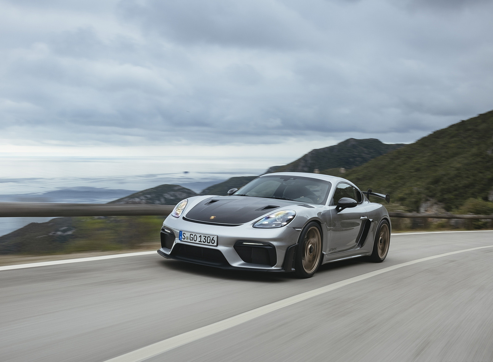 2022 Porsche 718 Cayman GT4 RS (Color: GT Silver Metallic) Front Three-Quarter Wallpapers #313 of 382