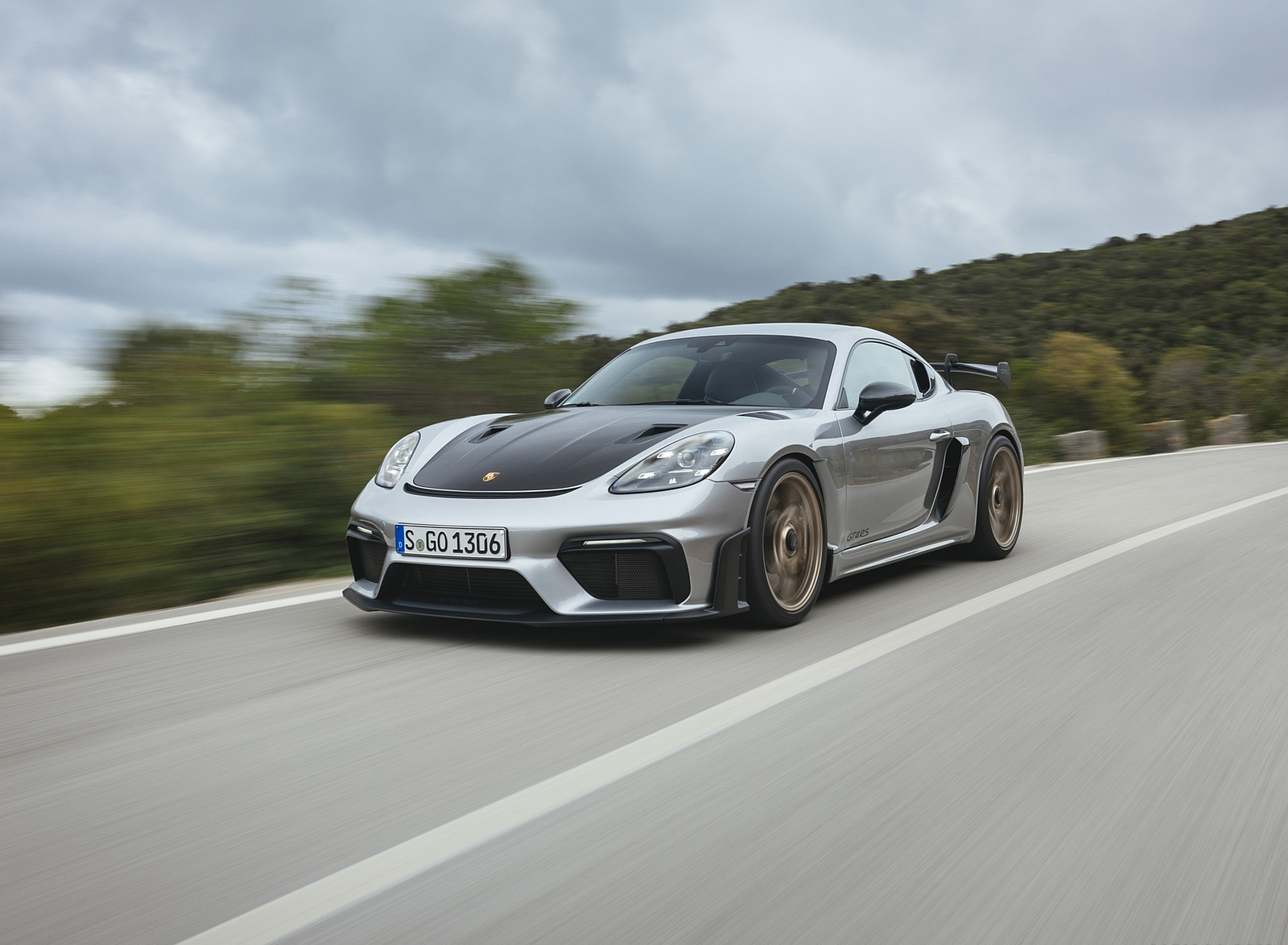 2022 Porsche 718 Cayman GT4 RS (Color: GT Silver Metallic) Front Three-Quarter Wallpapers #306 of 382