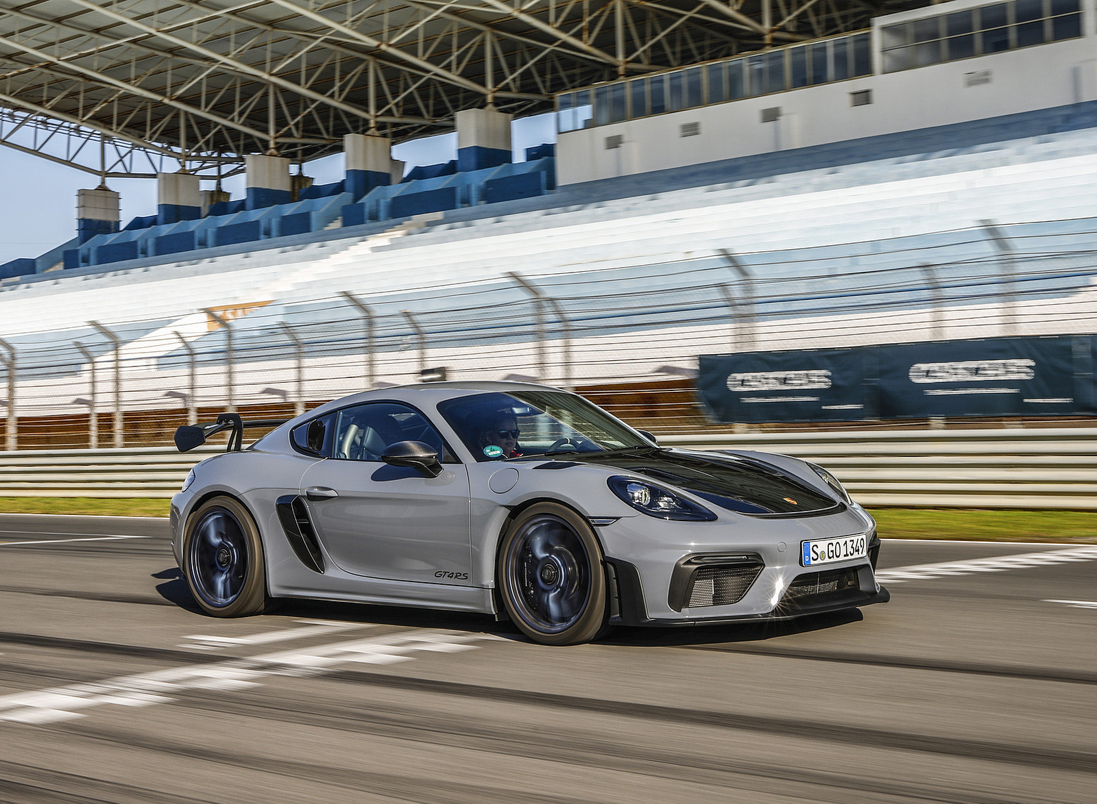 2022 Porsche 718 Cayman GT4 RS (Color: GT Silver Metallic) Front Three-Quarter Wallpapers #317 of 382