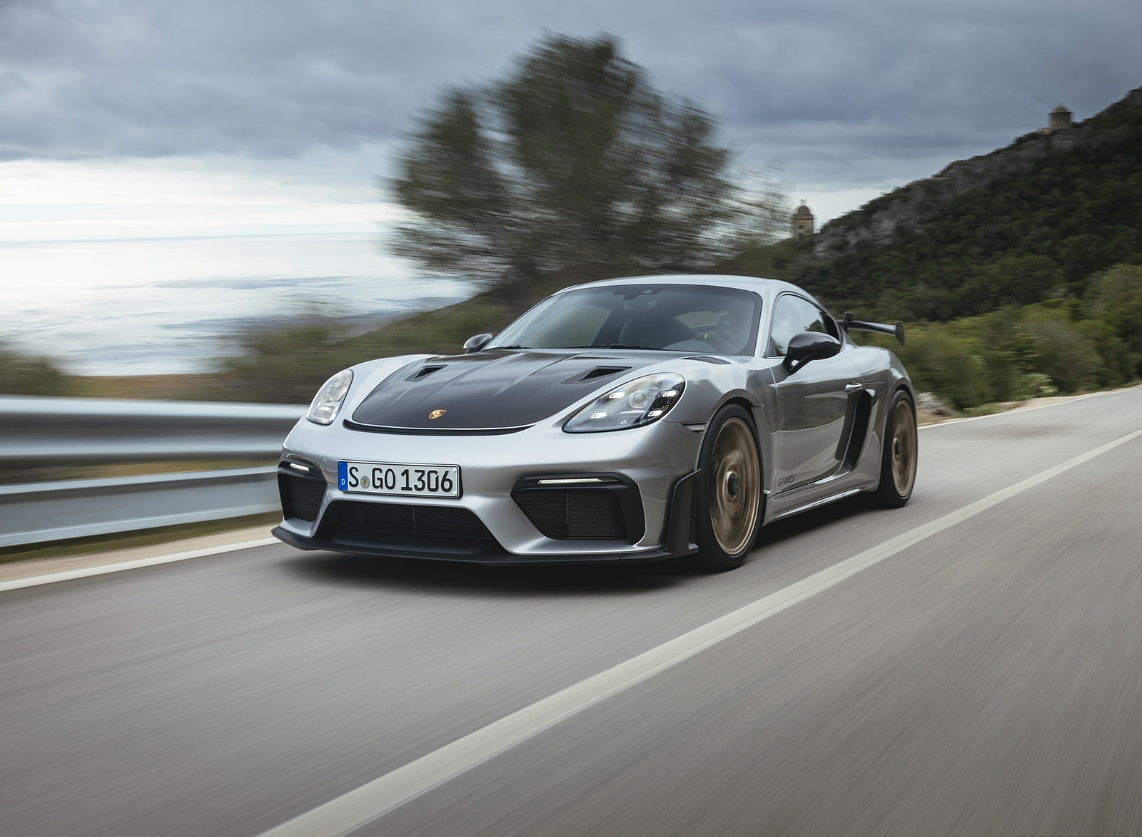 2022 Porsche 718 Cayman GT4 RS (Color: GT Silver Metallic) Front Three-Quarter Wallpapers #314 of 382