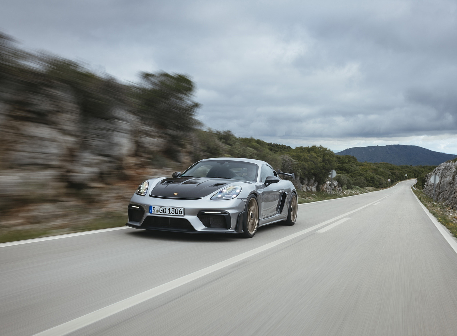 2022 Porsche 718 Cayman GT4 RS (Color: GT Silver Metallic) Front Three-Quarter Wallpapers #308 of 382