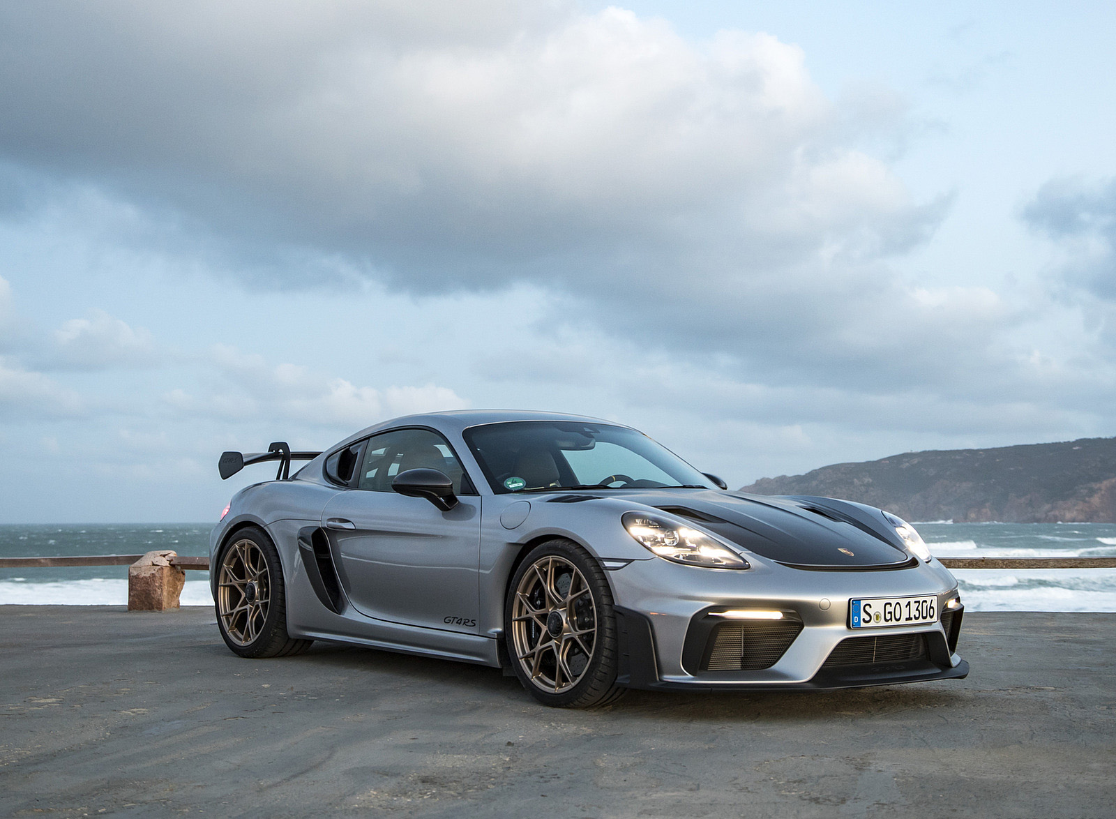 2022 Porsche 718 Cayman GT4 RS (Color: GT Silver Metallic) Front Three-Quarter Wallpapers #321 of 382
