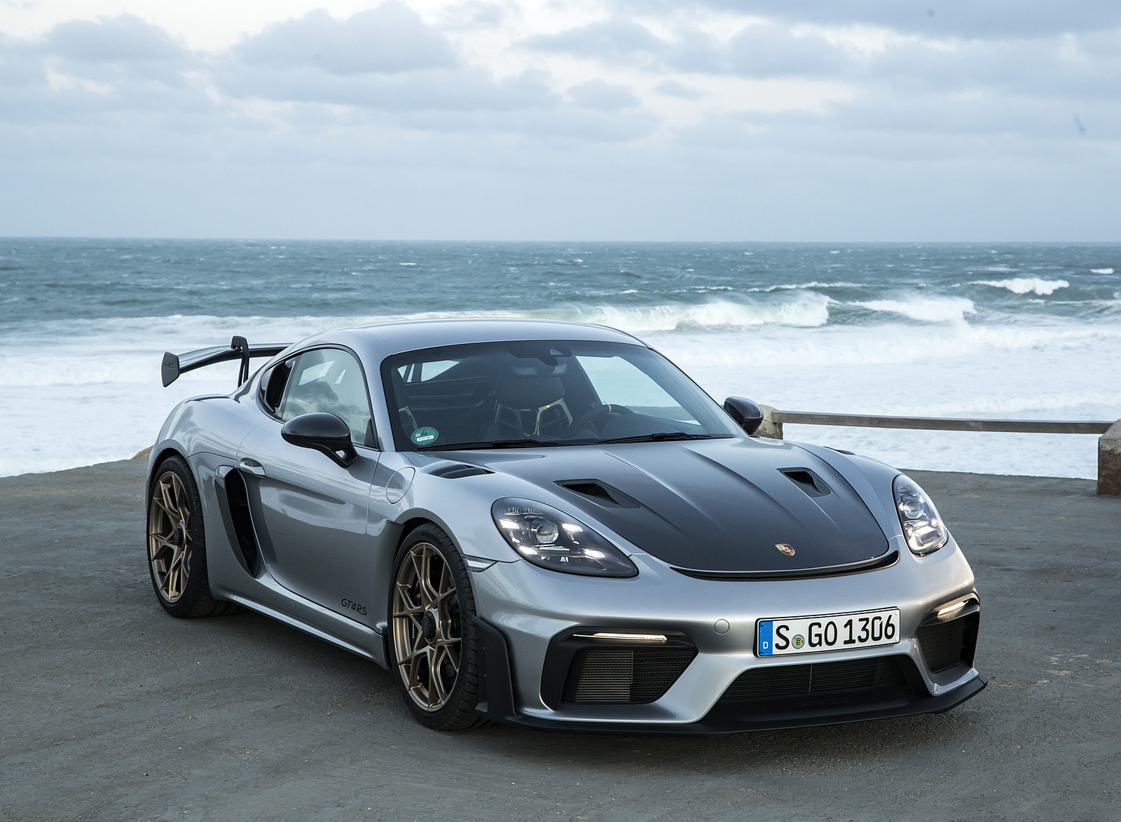 2022 Porsche 718 Cayman GT4 RS (Color: GT Silver Metallic) Front Three-Quarter Wallpapers #319 of 382