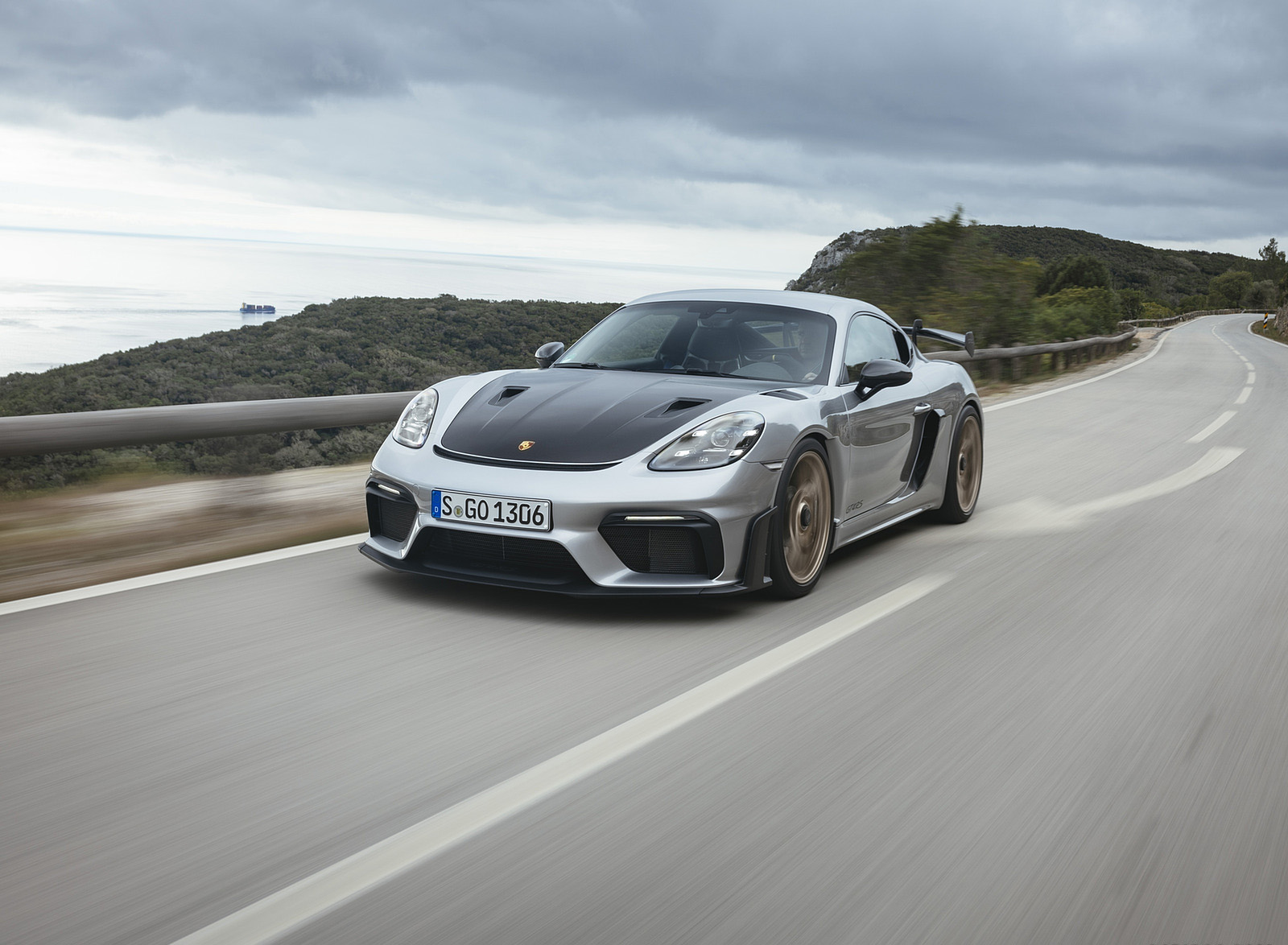 2022 Porsche 718 Cayman GT4 RS (Color: GT Silver Metallic) Front Wallpapers  #307 of 382