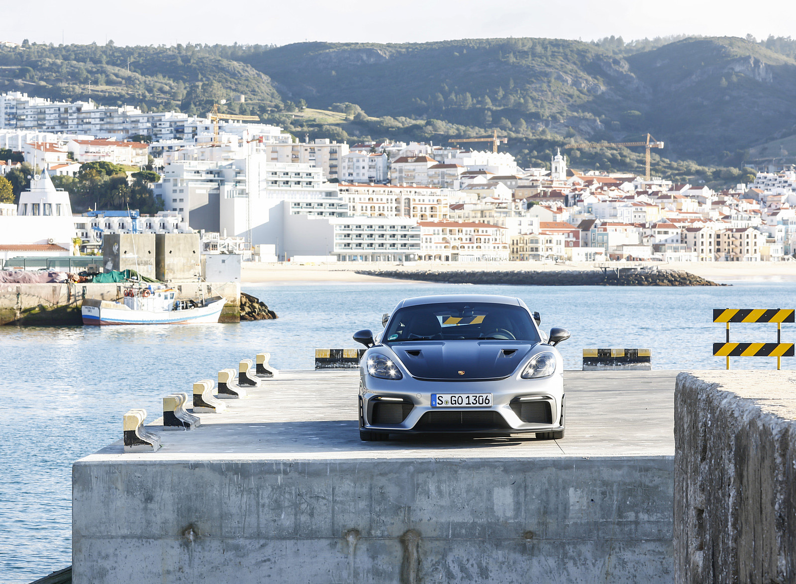 2022 Porsche 718 Cayman GT4 RS (Color: GT Silver Metallic) Front Wallpapers #333 of 382