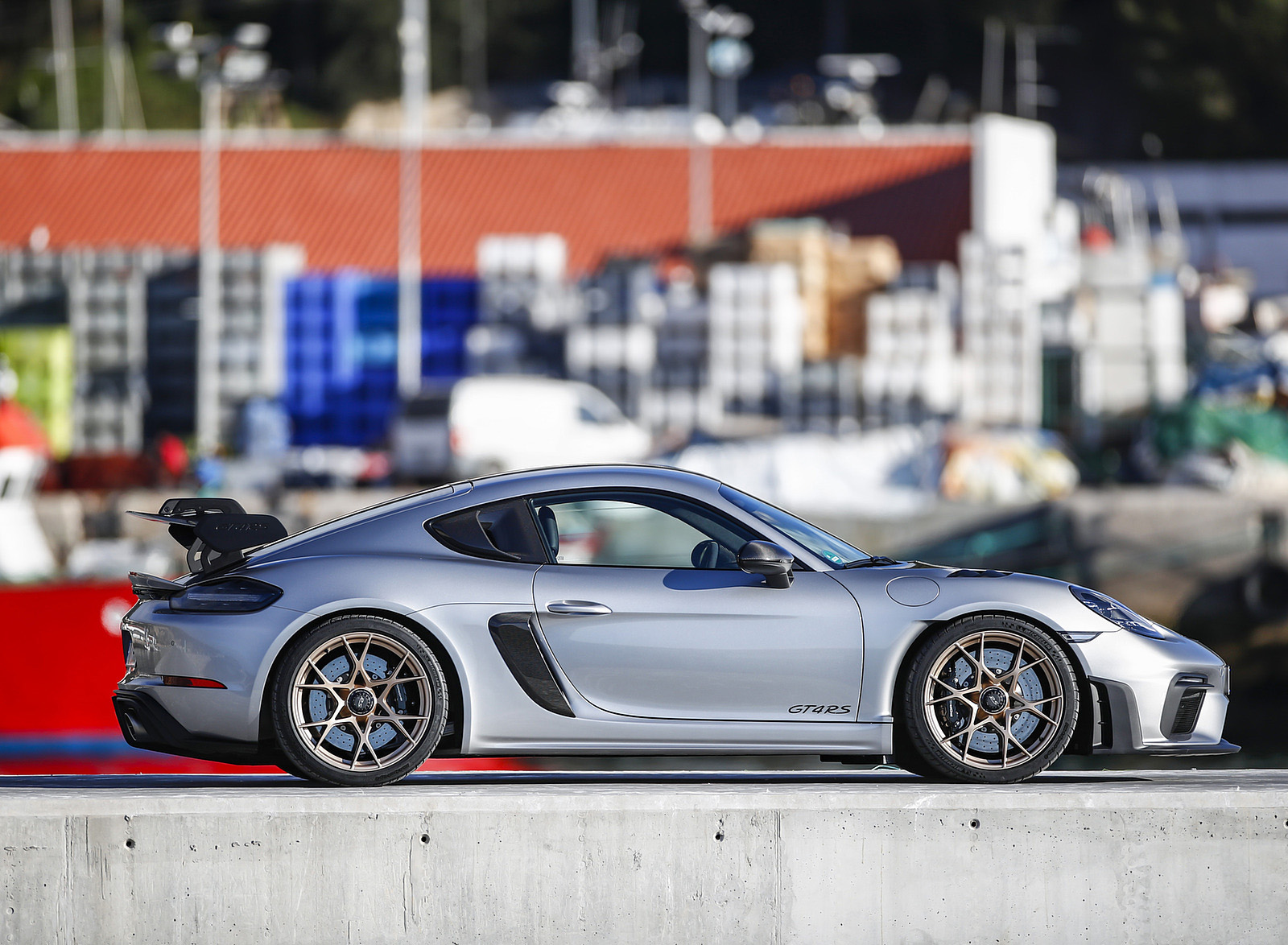 2022 Porsche 718 Cayman GT4 RS (Color: GT Silver Metallic) Side Wallpapers #325 of 382