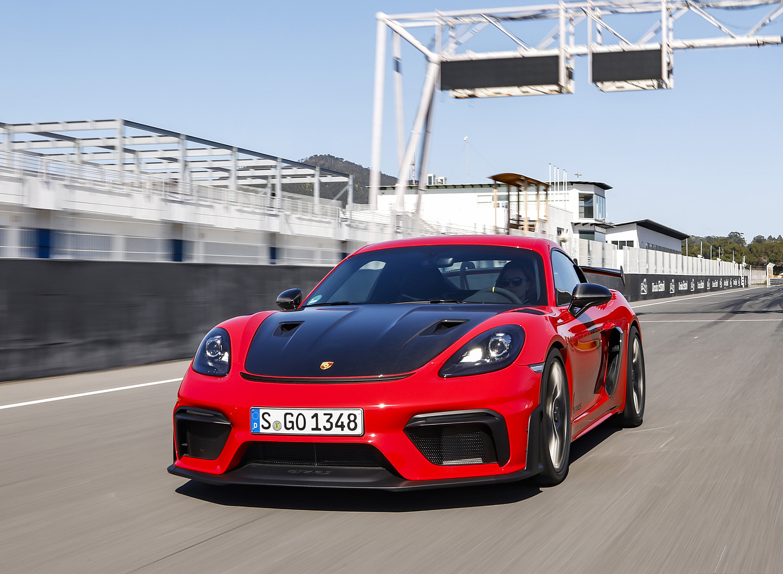2022 Porsche 718 Cayman GT4 RS (Color: Guards Red) Front Wallpapers #59 of 382