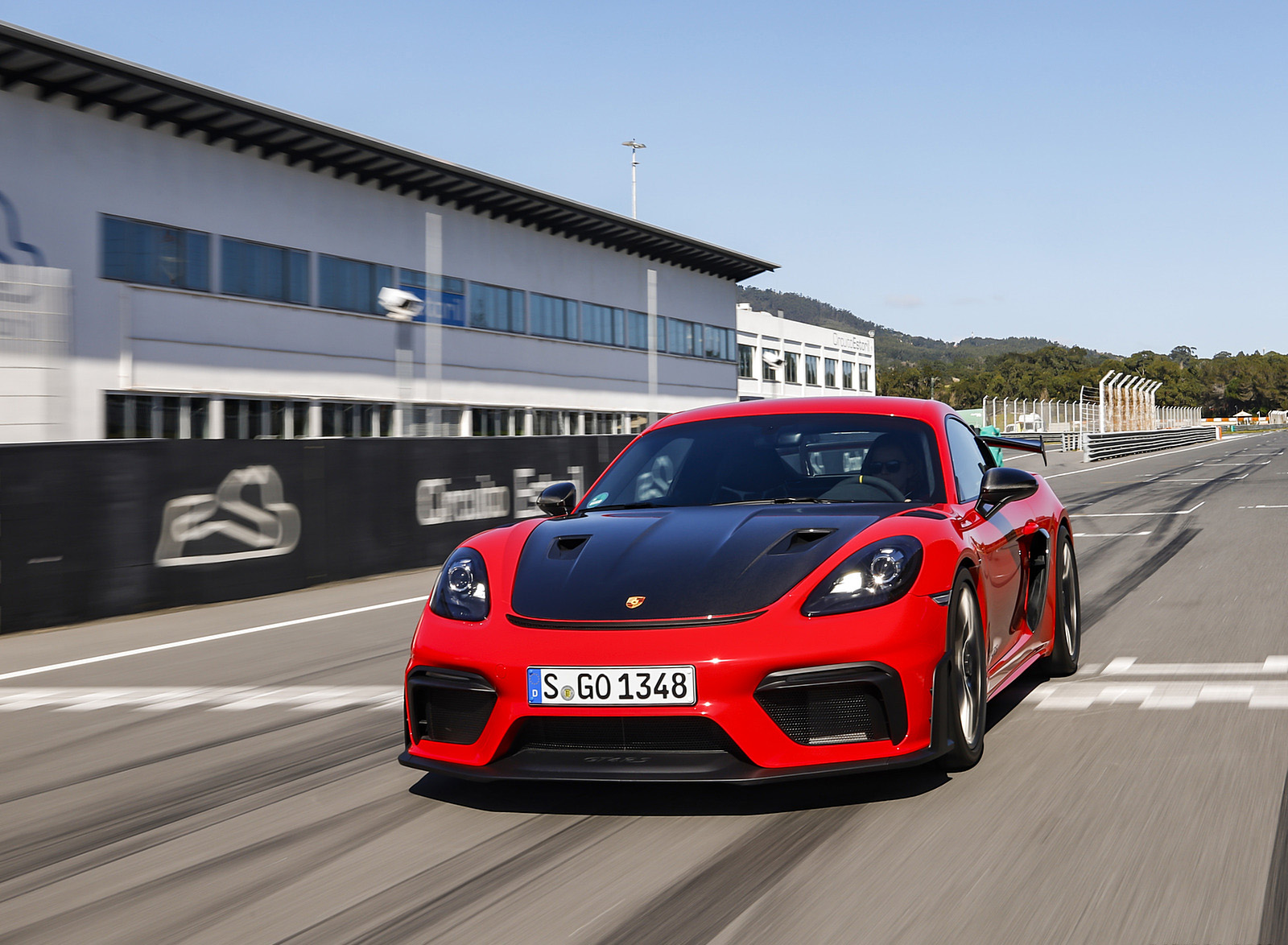 2022 Porsche 718 Cayman GT4 RS (Color: Guards Red) Front Wallpapers #60 of 382