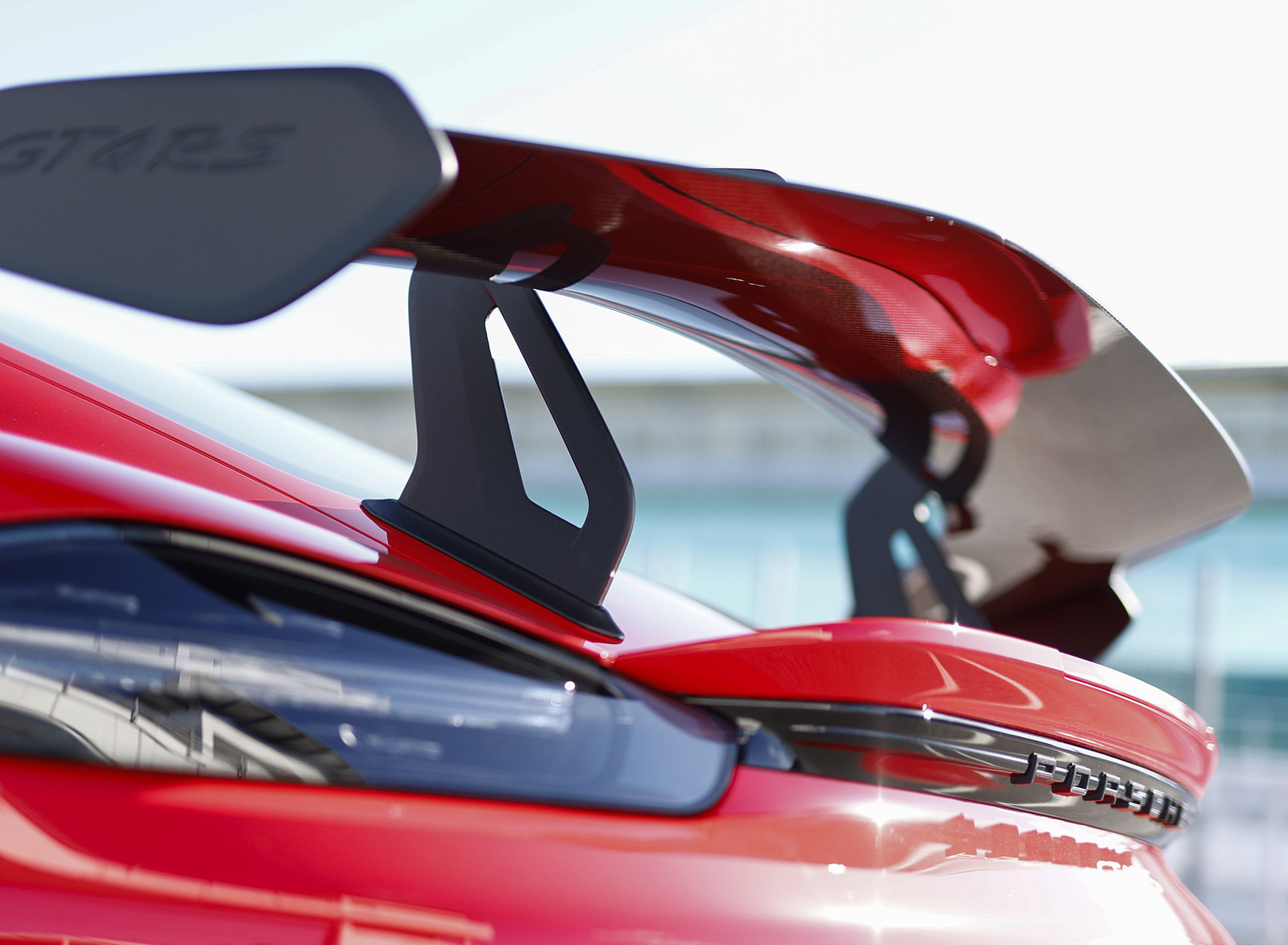 2022 Porsche 718 Cayman GT4 RS (Color: Guards Red) Spoiler Wallpapers #90 of 382