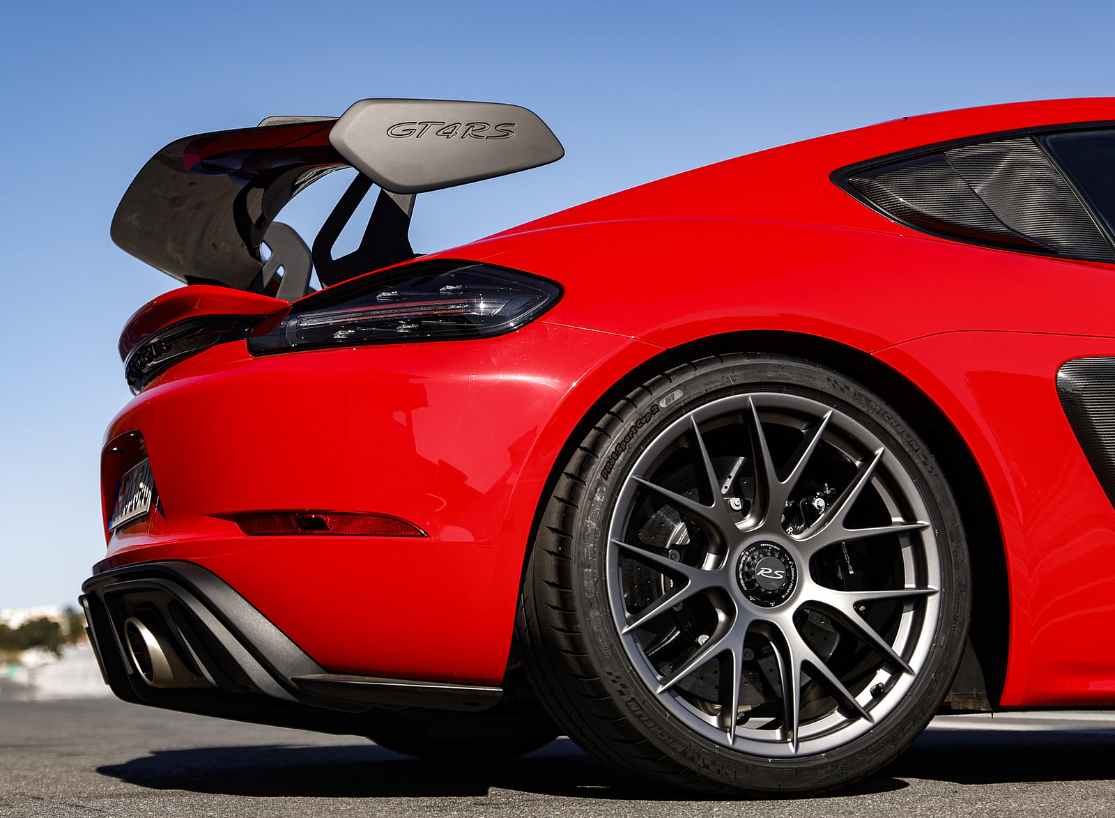 2022 Porsche 718 Cayman GT4 RS (Color: Guards Red) Spoiler Wallpapers #93 of 382